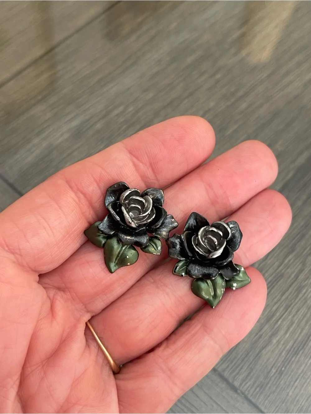 Vintage Style Dark Black - Grey Rose Stud Earrings